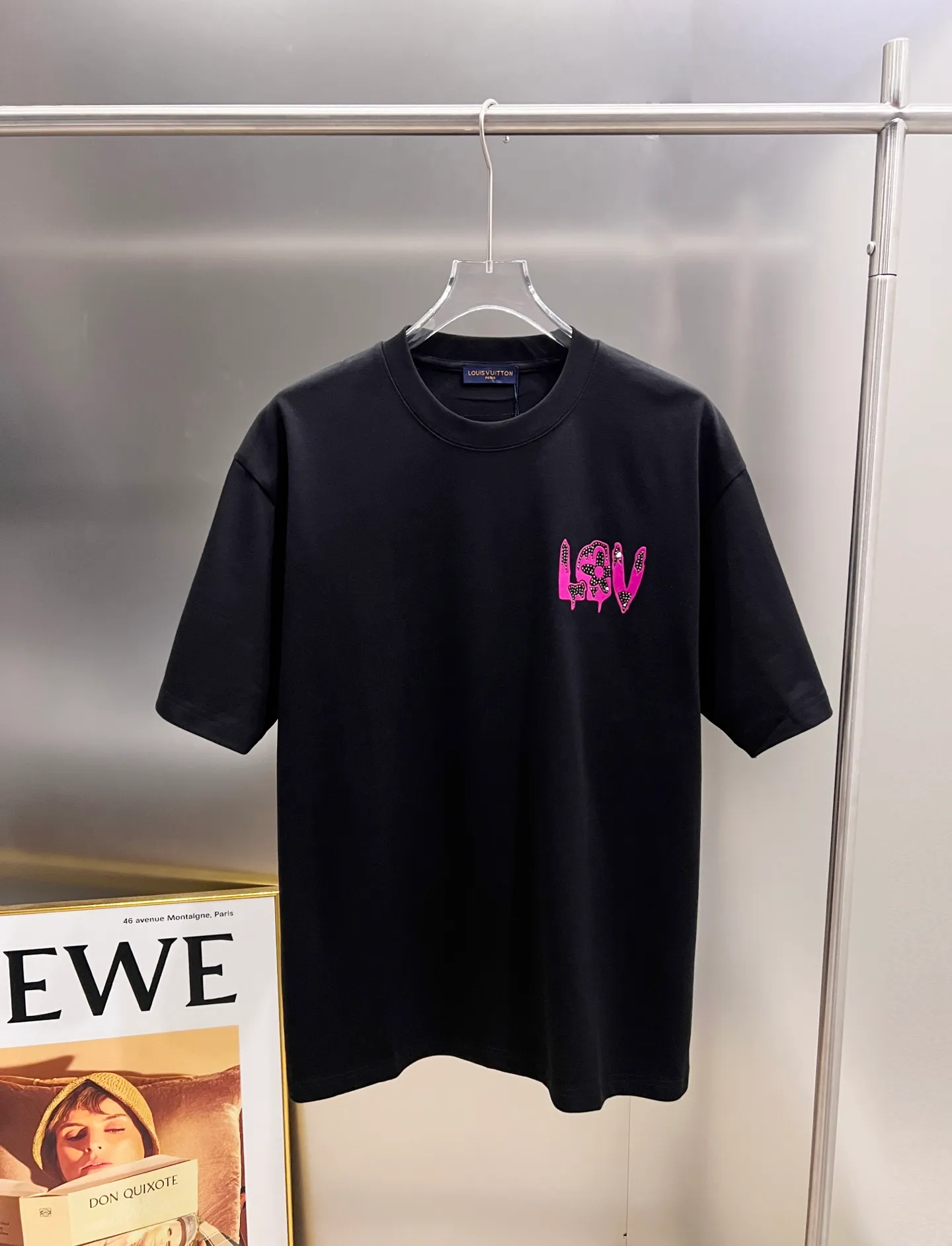 🅿️190 1v Louis* 2025 autumn and winter new style, classic letter three-dimensional foam printing + hot diamond process design, high-end version! Highly breathable and comfortable, customized double yarn plain cotton fabric. Short-sleeved T-shirt. Same style for men and women. Sizes S M L XL XXL Five sizes black white